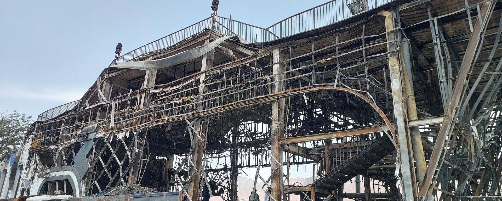 Последствия масштабного пожара в Худжанде в ресторане Яккасарой (Темурмалик) в городе Худжанд - Sputnik Таджикистан, 1920, 20.06.2025