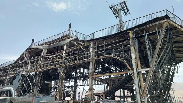 Аз тарабхонаи Яккасарой, собиқ Темурмалик дар Хуҷанд, ки шакли рамзии киштиро дошт, тӯдаи оҳанпораю хокистар боқӣ мондааст - Sputnik Тоҷикистон