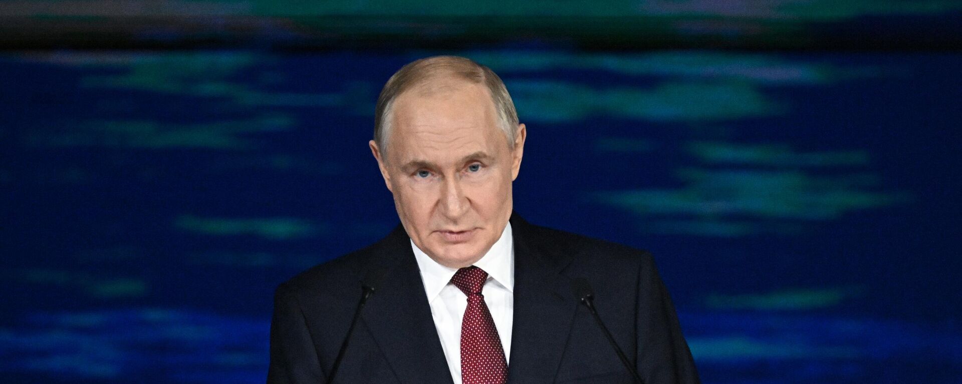 Президент РФ Владимир Путин на пленарном заседании XXVIII Петербургского международного экономического форума. - Sputnik Таджикистан, 1920, 08.07.2025