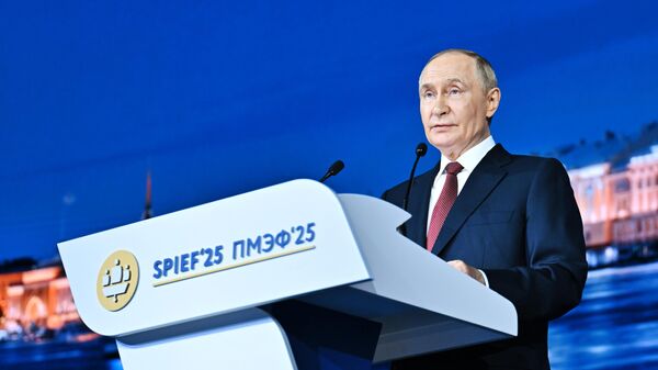  Президент РФ Владимир Путин на пленарном заседании XXVIII Петербургского международного экономического форума - Sputnik Таджикистан