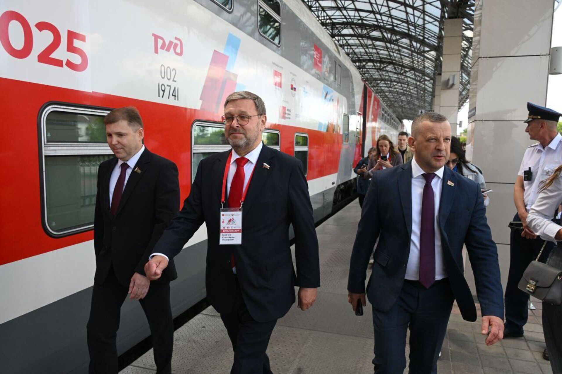 Координатор проекта Поезд Памяти от российской стороны, заместитель председателя Совета Федерации РФ Константин Косачев (в центре) Координатор проекта Поезд Памяти от российской стороны, заместитель председателя Совета Федерации РФ Константин Косачев (в центре) - Sputnik Таджикистан, 1920, 21.06.2025