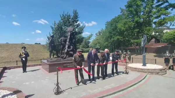 Дар солгарди оғози Ҷанги Бузурги Ватанӣ дар қалъаи Брест муҷассамаи марзбонони шӯравӣ гузошта шуд - Sputnik Тоҷикистон