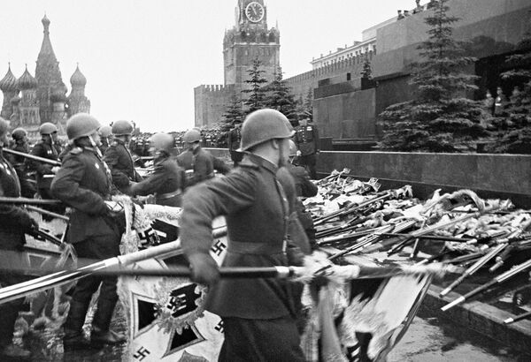 Парад на Красной площади в Москве 24 июня 1945 года. Церемония повержения немецких знамен и штандартов к подножию Мавзолея В.И. Ленина. Парад на Красной площади в Москве 24 июня 1945 года. Церемония повержения немецких знамен и штандартов к подножию Мавзолея В.И. Ленина. - Sputnik Таджикистан