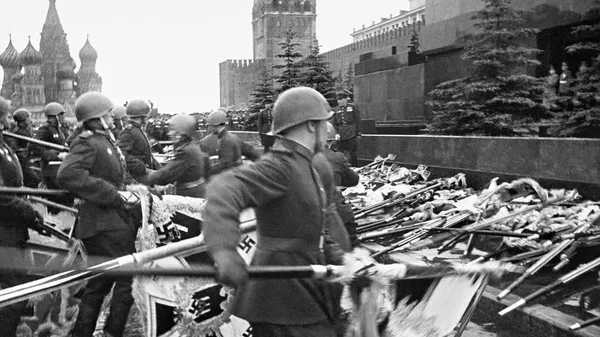Парад войск Красной армии на Красной площади Москвы 24 июня 1945 года. Церемония повержения немецких знамен и штандартов к подножию Мавзолея В.И. Ленина - Sputnik Тоҷикистон