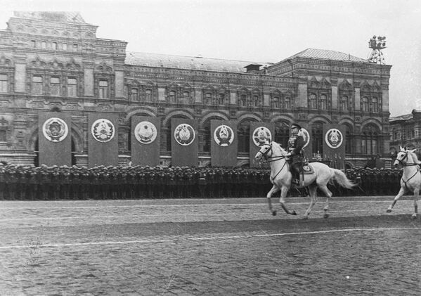 Парад Победы в Москве на Красной площади 24 июня 1945 года принимает заместитель Верховного главнокомандующего, маршал Советского Союза Георгий Жуков. Парад Победы в Москве на Красной площади 24 июня 1945 года принимает заместитель Верховного главнокомандующего, маршал Советского Союза Георгий Жуков. - Sputnik Таджикистан