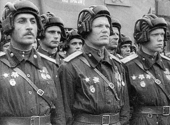 Парадный расчет советских танкистов во время парада на Красной площади по случаю Победы в Великой Отечественной войне. Кадр из фильма "Великая победа советского народа". Парадный расчет советских танкистов во время парада на Красной площади по случаю Победы в Великой Отечественной войне. Кадр из фильма "Великая победа советского народа". - Sputnik Таджикистан