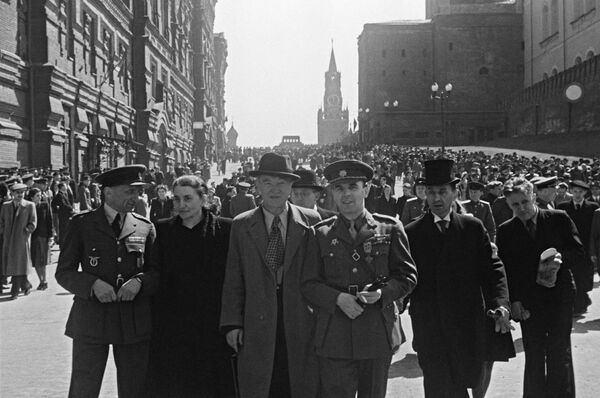 Москва. Красная площадь 24 июня 1945 года Москва. Красная площадь 24 июня 1945 года - Sputnik Таджикистан