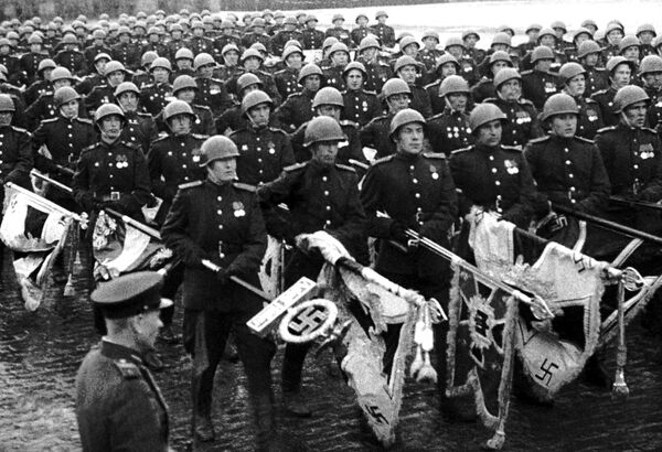 Советские солдаты бросают фашистские знамёна к подножью Мавзолея В.И. Ленина. Кадр из документального фильма "Великая победа советского народа". Советские солдаты бросают фашистские знамёна к подножью Мавзолея В.И. Ленина. Кадр из документального фильма "Великая победа советского народа". - Sputnik Таджикистан