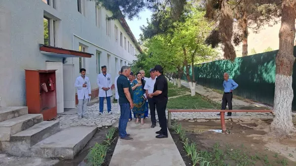Ҷамолиддин Абдуллозода, вазири тандурустии Тоҷикистон аз рафти сохтмони бинои шӯъбаи бемориҳои сироятӣ дар назди бемористони марказии Ванҷ дидан кард, гузориш медиҳад котиботи ин ниҳод - Sputnik Тоҷикистон