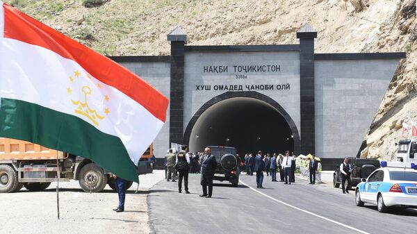 Дорога от участка Калъаи Хумб-Ванч до ворот Рушана  - Sputnik Тоҷикистон