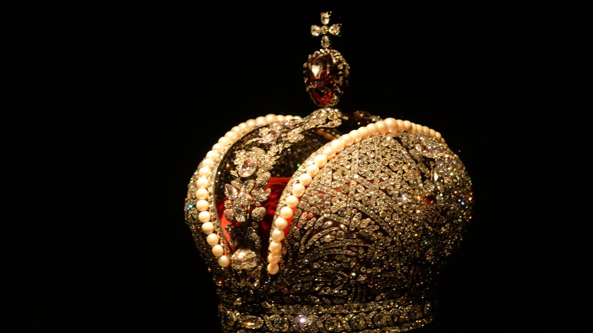 Экспонат алмазного фонда России - Большая императорская корона Экспонат алмазного фонда России - Большая императорская корона - Sputnik Таджикистан, 1920, 26.06.2025