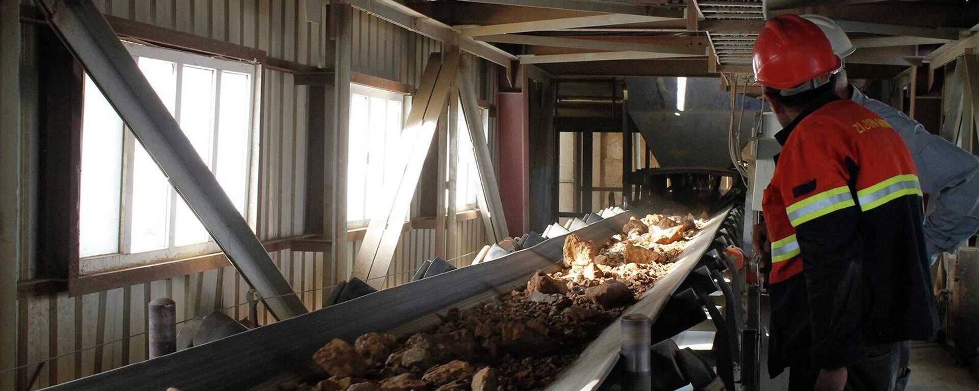 Контроль руды, поступившей с месторождения Тарор в Таджикистане - Sputnik Таджикистан, 1920, 27.06.2025