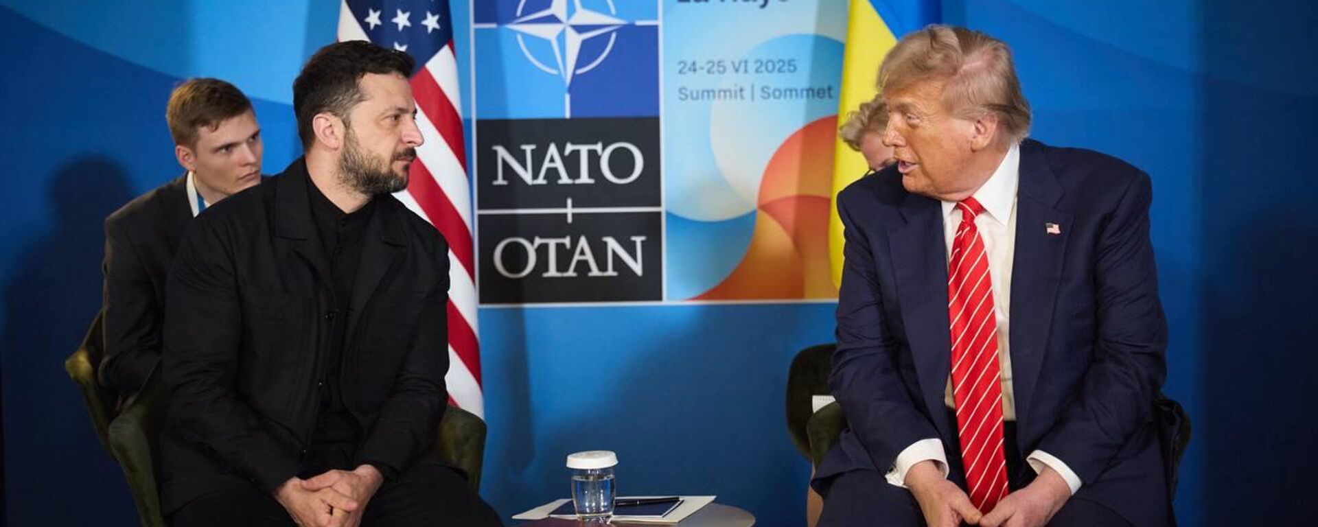 Встреча Дональда Трампа и Владимира Зеленского на полях саммита НАТО в Гааге - Sputnik Тоҷикистон, 1920, 21.11.2025