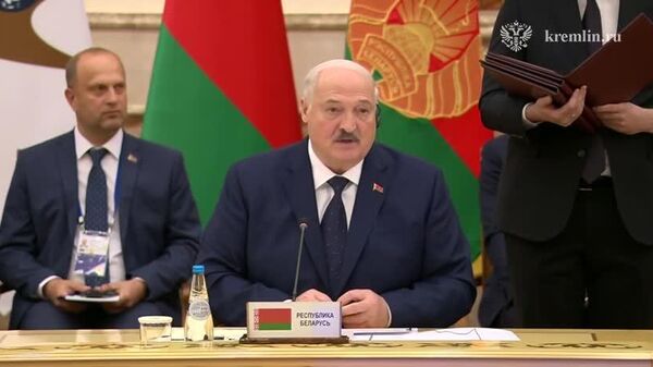 В декабре в Санкт-Петербурге пройдет неформальный саммит ЕАЭС, а в 2026 году в Астане - следующая официальная встреча, заявил президент Беларуси Александр Лукашенко - Sputnik Таджикистан