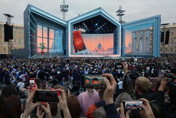В этот период в Петербурге наступают белые ночи, которые привлекают туристов. В этот период в Петербурге наступают белые ночи, которые привлекают туристов. - Sputnik Таджикистан