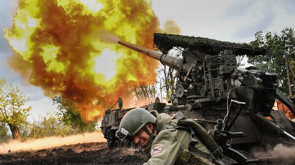 Боевая работа расчета САУ 2С7М Малка группировки войск Центр на Красноармейском направлении СВО - Sputnik Таджикистан