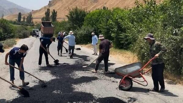 В Гиссаре начался ремонт 50 км дороги до пограничного узбекского пункта Гулистон, сообщает администрация города - Sputnik Таджикистан