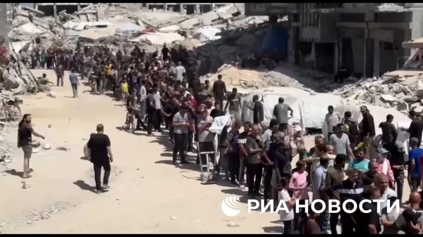 Даҳҳо ҳазор сокинони Ғазза ҳар рӯз барои гирифтани каме ғизо ва об дар хатҳои километрии тӯлонӣ саф мекашанд - Sputnik Тоҷикистон