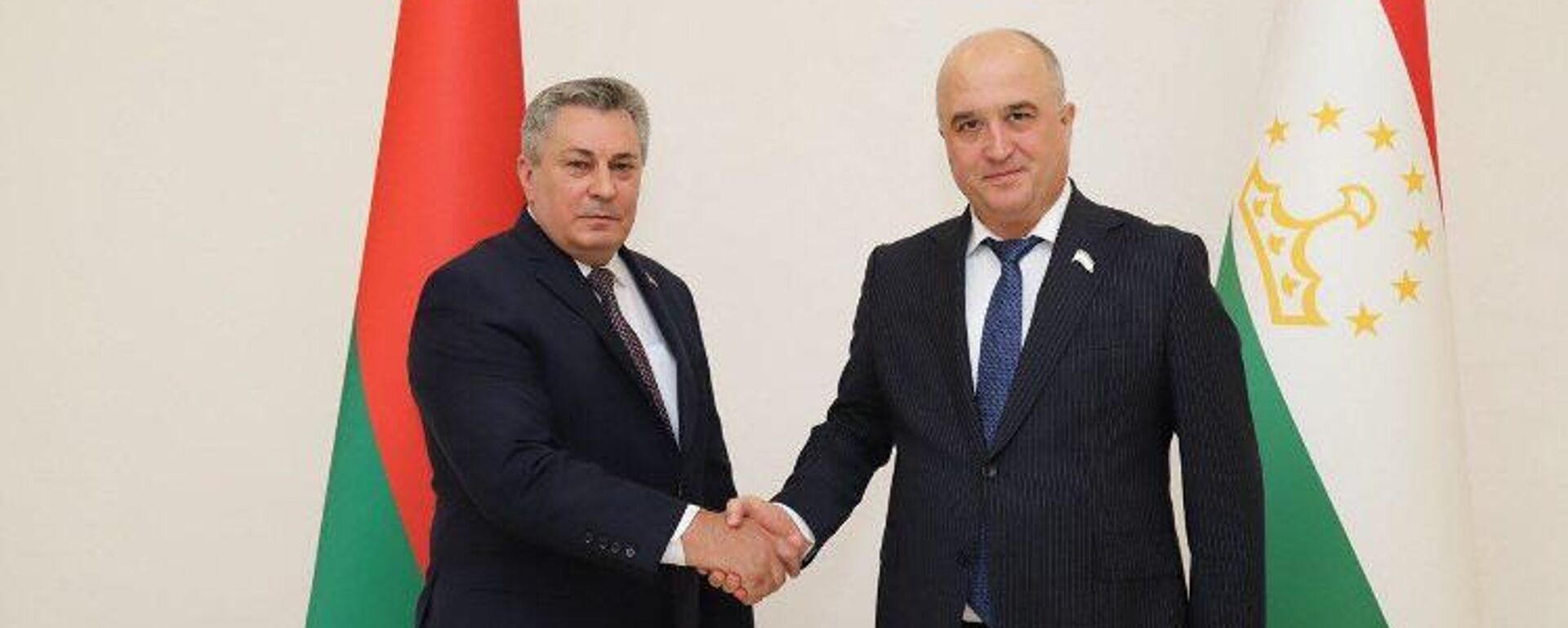 Председатель нижней палаты парламента Таджикистана Файзали Идизода и посол Беларуси в республике Виктор Денисенко - Sputnik Таджикистан, 1920, 05.07.2025