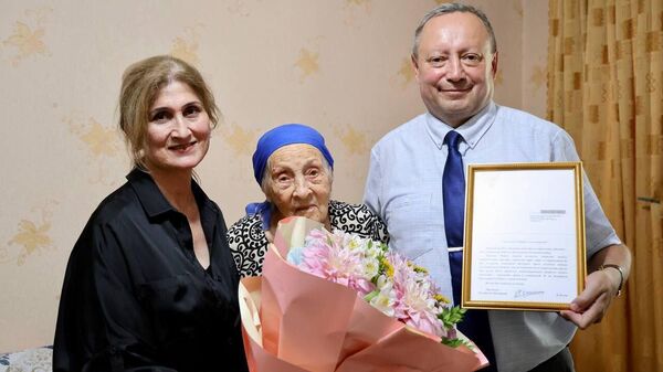Ба собиқадори Ҷанги Бузурги Ватанӣ, коргари ақибгоҳ Мария Сербулова номаи табрикии раисиҷумҳури Русия Владимир Путин супурда шуд, хабар медиҳад дафтари матбуоти консулгарии генералии Русия дар Хуҷанд - Sputnik Тоҷикистон