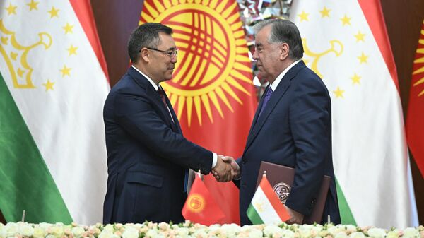 Церемония подписания новых документов о сотрудничестве между Таджикистаном и Кыргызстаном - Sputnik Таджикистан