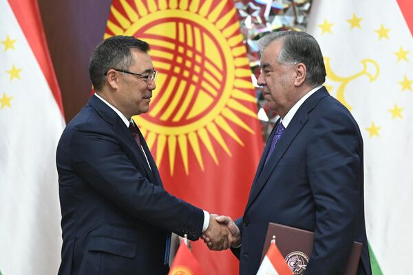 Маросими имзои санадҳои нави ҳамкорӣ миёни Тоҷикистон ва Қирғизистон Маросими имзои санадҳои нави ҳамкорӣ миёни Тоҷикистон ва Қирғизистон - Sputnik Тоҷикистон