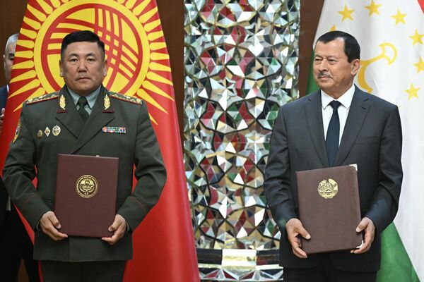 Маросими имзои санадҳои нави ҳамкорӣ миёни Тоҷикистон ва Қирғизистон Маросими имзои санадҳои нави ҳамкорӣ миёни Тоҷикистон ва Қирғизистон - Sputnik Тоҷикистон