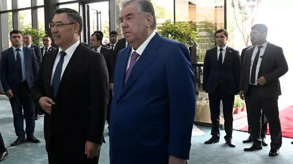 Эмомалӣ Раҳмон ва Содир Ҷабборов дар Намоишгоҳи молу маҳсулоти Тоҷикистону Қирғизистон дар маркази «ЭСКПО»-и шаҳри Душанбе - Sputnik Тоҷикистон