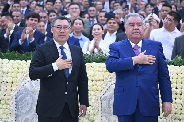 Консерт бо барномаи рангини аҳли фарҳангу санъати ду кишвар ҷараён гирифт. Консерт бо барномаи рангини аҳли фарҳангу санъати ду кишвар ҷараён гирифт. - Sputnik Тоҷикистон
