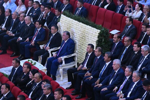 Пасон, президентҳо ба тамошои барномаи ҳунармандони тоҷику қирғиз таҳти унвони "Дӯстии абадӣ" ба Кохи Борбад рафтанд. Пасон, президентҳо ба тамошои барномаи ҳунармандони тоҷику қирғиз таҳти унвони "Дӯстии абадӣ" ба Кохи Борбад рафтанд. - Sputnik Тоҷикистон
