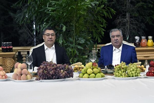 Президентҳо аз намоиши маҳсулоти тару тоза, аз қабили меваю сабзавот дидан карданд. Президентҳо аз намоиши маҳсулоти тару тоза, аз қабили меваю сабзавот дидан карданд. - Sputnik Тоҷикистон