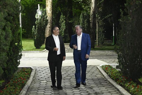 Президенти Тоҷикистон ба ифтихори меҳмон, маҳфили “Шоми дӯстӣ” барпо намуд. Президенти Тоҷикистон ба ифтихори меҳмон, маҳфили “Шоми дӯстӣ” барпо намуд. - Sputnik Тоҷикистон