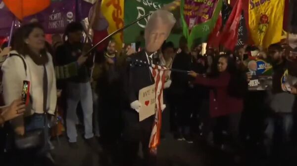 В Бразилии сожгли чучело Трампа и флаг США в знак протеста против пошлин в отношении БРИКС, сообщает AP - Sputnik Таджикистан