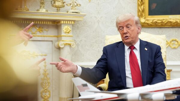 Президент США Дональд Трамп во время встречи в Вашингтоне с генеральным секретарем НАТО Марком Рютте - Sputnik Таджикистан