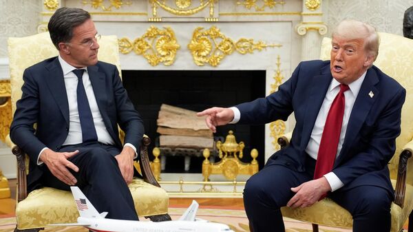 Президент США Дональд Трамп и генеральный секретарь НАТО Марк Рютте во время встречи в Вашингтоне. - Sputnik Таджикистан