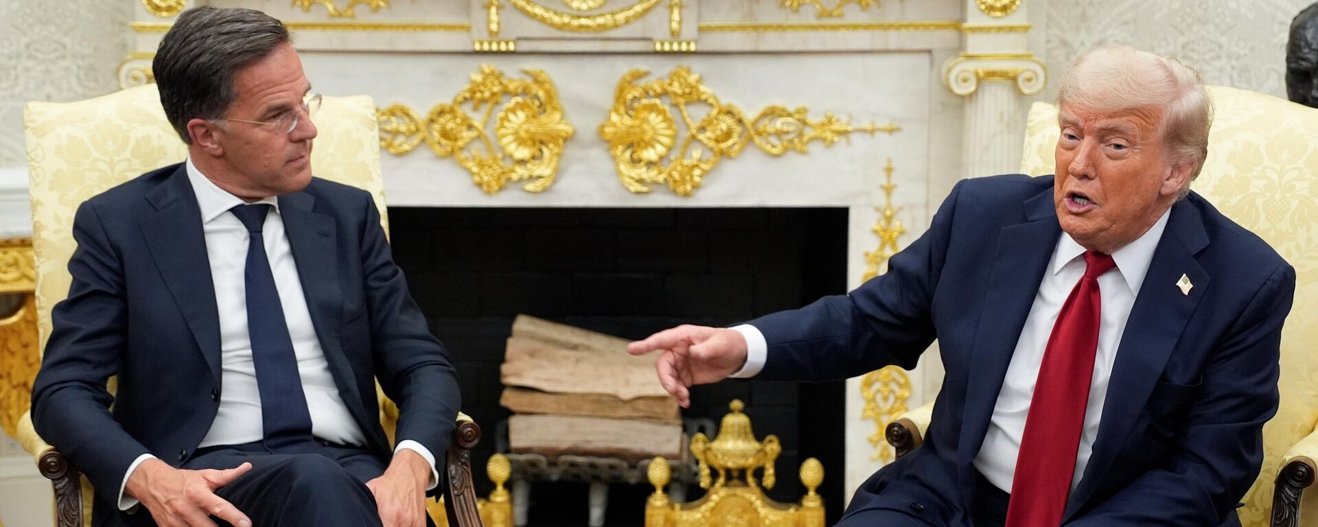 Президент США Дональд Трамп и генеральный секретарь НАТО Марк Рютте во время встречи в Вашингтоне. - Sputnik Таджикистан, 1920, 13.04.2026