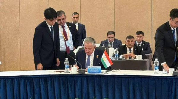 Дар ҷаласаи СҲШ вазирони корҳои хориҷӣ кишварҳои узв лоиҳаи Эъломияи Тянҷини Шурои сарони давлатҳо, Стратегияи рушди СҲШ то соли 2035, дигар қарорҳо ва изҳороти муштараки сарони давлатҳоро барои корбарии минбаъда ба асос гирифтанд - Sputnik Тоҷикистон