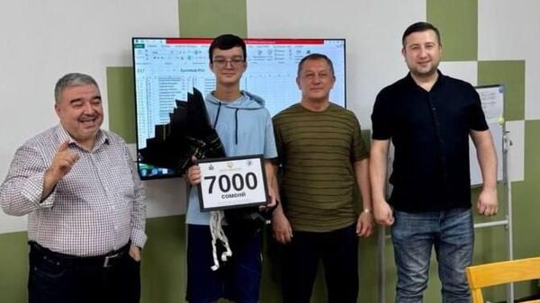 Таджикскому шахматисту, взявшему золото на турнире в Кыргызстане, вручили денежный приз в 7 тыс - Sputnik Таджикистан