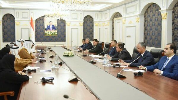 Встреча пемьер-министра республики Таджикистан Кохира Расулзоды с министром экономики и туризма ОАЭ Абдуллой бин Таук Аль-Марри - Sputnik Тоҷикистон