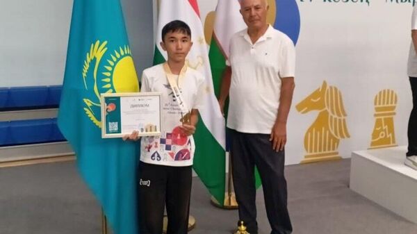 Юному шахматисту Пайраву Кодири, взявшему золото в Казахстане, вручили денежный приз в 5 тыс - Sputnik Таджикистан