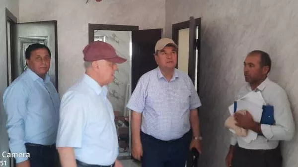 Сулаймон Зиёзода бо рафти сохтмони манзил барои осебдидагони заминларза дар Тоҷикобод шинос шуд - Sputnik Тоҷикистон