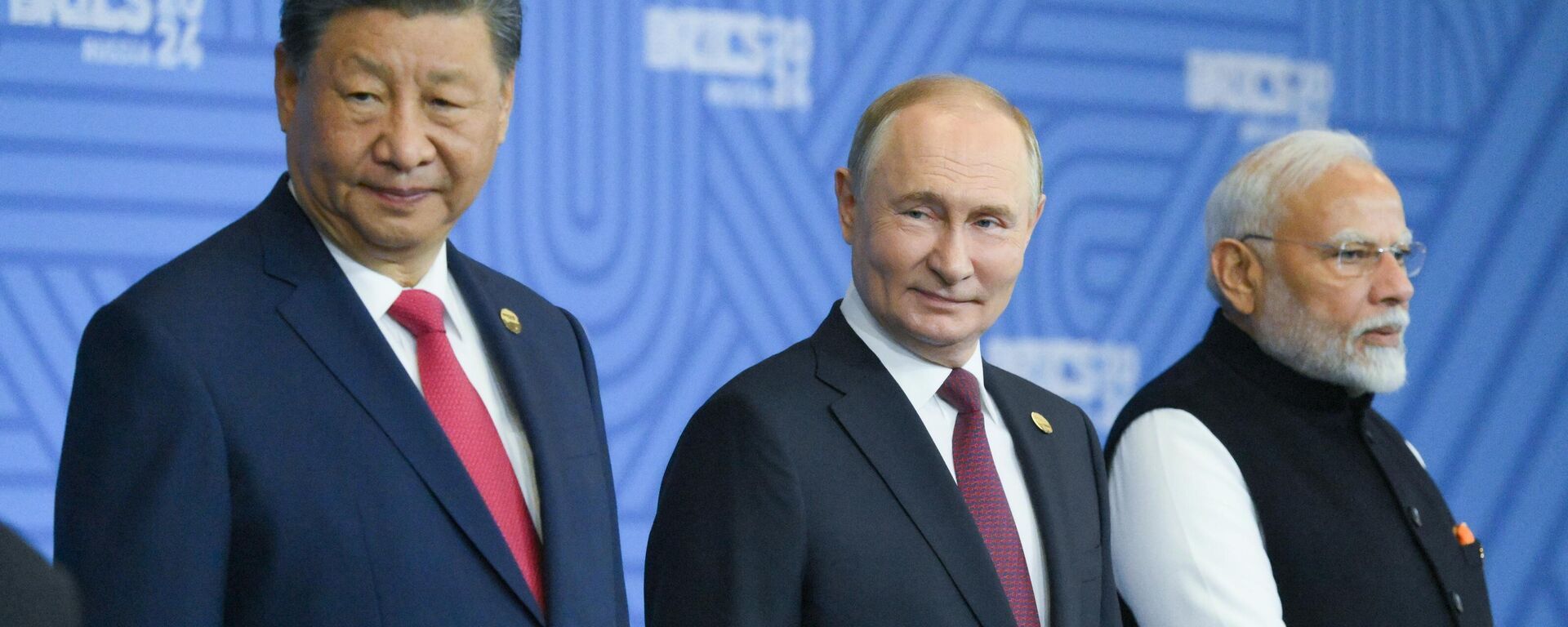Президент РФ Владимир Путин, председатель КНР Си Цзиньпин и премьер-министр Индии Нарендра Моди на церемонии совместного фотографирования глав делегаций стран БРИКС в рамках XVI саммита БРИКС в Казани. - Sputnik Таджикистан, 1920, 18.07.2025