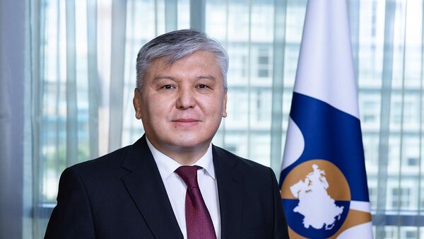 Министр энергетики и инфраструктуры Евразийской экономической комиссии Арзыбек Кожошев  - Sputnik Тоҷикистон