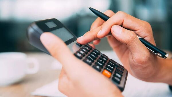 Мужчина считает на калькуляторе - Sputnik Таджикистан