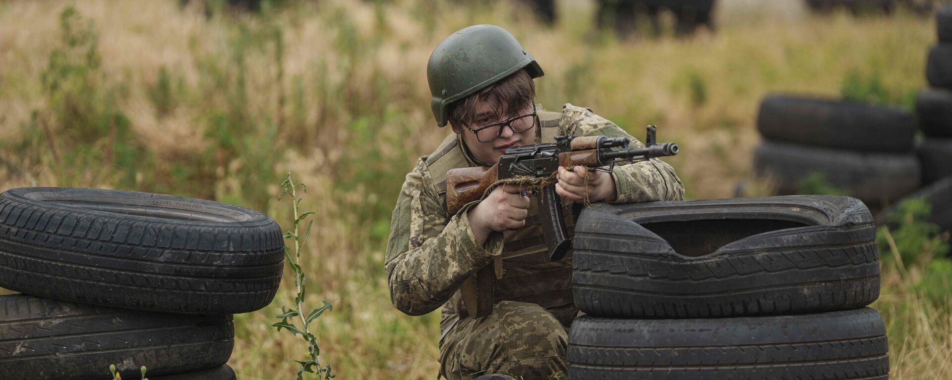 Новобранец 3-й украинской штурмовой бригады тренируется на полигоне в Киевской области, Украина, 16 июля 2025 года - Sputnik Таджикистан, 1920, 22.07.2025