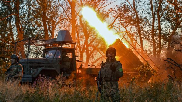 Боевая работа расчета РСЗО 9К55 Град-1 группировки войск Центр на Красноармейском направлении СВО в ДНР  - Sputnik Тоҷикистон