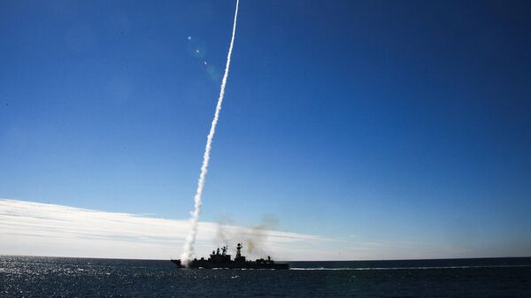 Большой противолодочный корабль Адмирал Пантелеева выполняет стрельбу зенитно-ракетным комплексом Кинжал. Архивное фото - Sputnik Таджикистан
