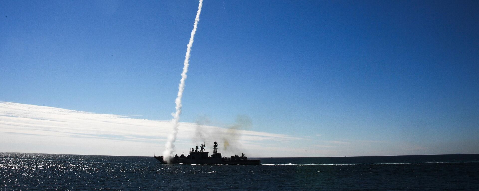 Большой противолодочный корабль Адмирал Пантелеева выполняет стрельбу зенитно-ракетным комплексом Кинжал. Архивное фото - Sputnik Таджикистан, 1920, 22.07.2025