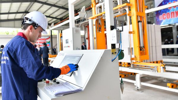 Завод Современный высококачественный кирпич в Бустоне  - Sputnik Таджикистан