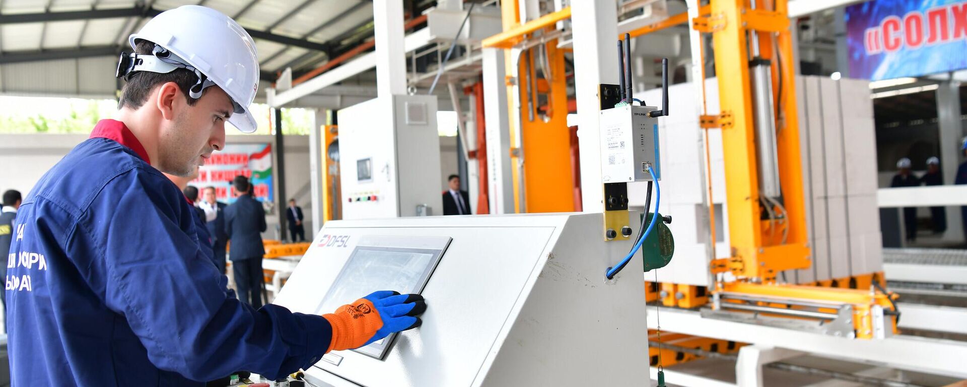 Завод Современный высококачественный кирпич в Бустоне  - Sputnik Таджикистан, 1920, 17.09.2025